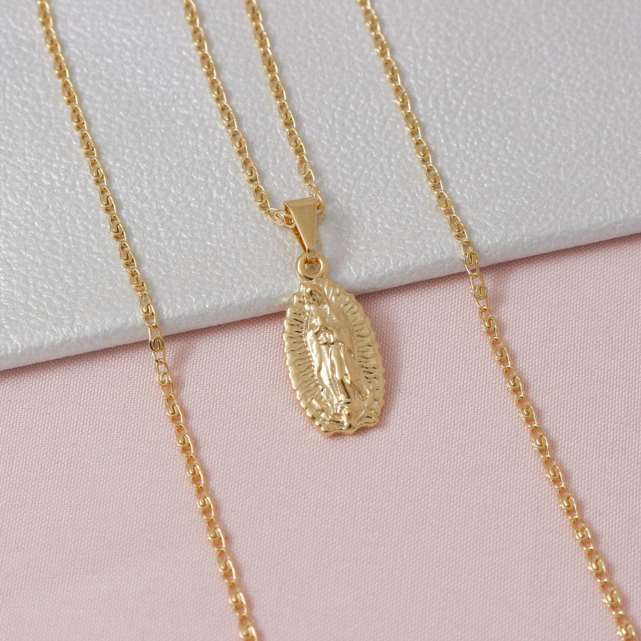 Cadena Caracol 45 cm + Virgen Guadalupe